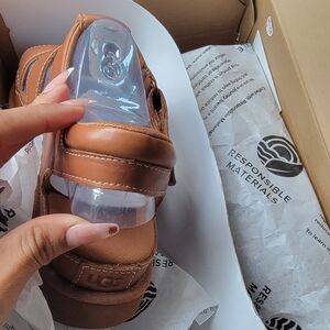 UGG Women's Goldenstar Strap Fisherman Sandal